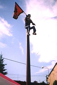 Kostlivec p�ed hospodou v Chrnic�ch.